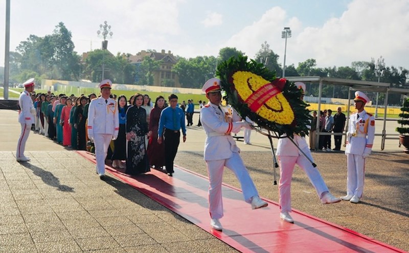 The delegation of trade union leaders and advanced examples in the emulation movement of the Vietnam Agriculture and Environment sector in the period of 2020 - 2025 visited the Ho Chi Minh Mausoleum on the morning of September 16. Photo: Huong Mai