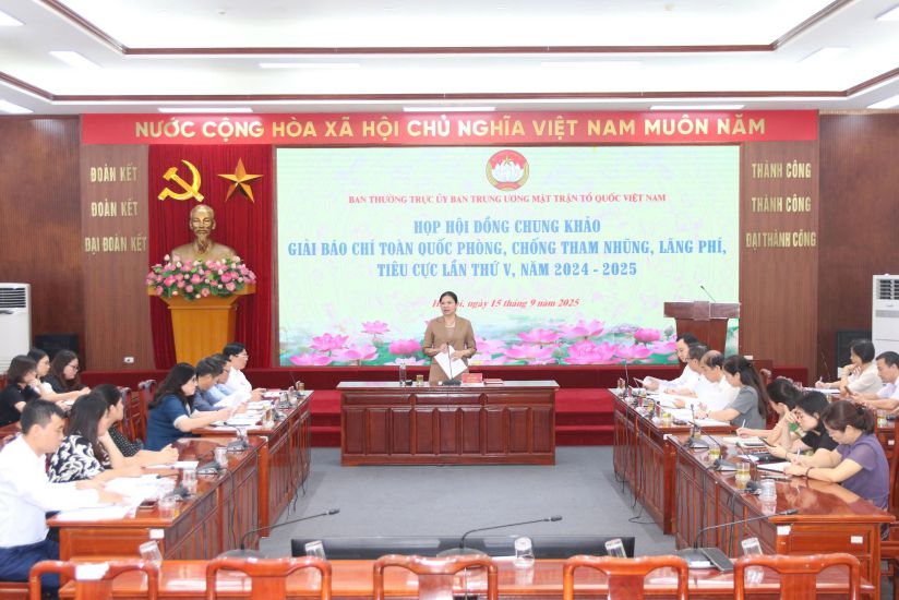 Ms. Ha Thi Nga - Member of the Party Central Committee, Vice Chairwoman of the Central Committee of the Vietnam Fatherland Front, Head of the Organizing Committee of the tournament spoke at the meeting. Photo: Huong Diep