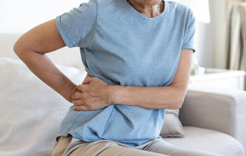 高齢者は、消化器系が年齢とともに遅くなるため、胃痛をより多く感じます。写真:トゥイ・ズオン