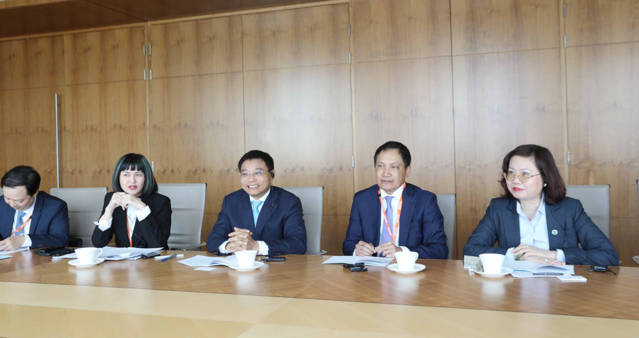 Bo truong Bo Tai chinh Nguyen Van Thang (thu ba tu phai sang) tai buoi lam viec voi lanh dao So GDCK London va FTSE Russell, khang dinh no luc cai cach de dap ung tieu chi nang hang thi truong chung khoan. Anh: MOF