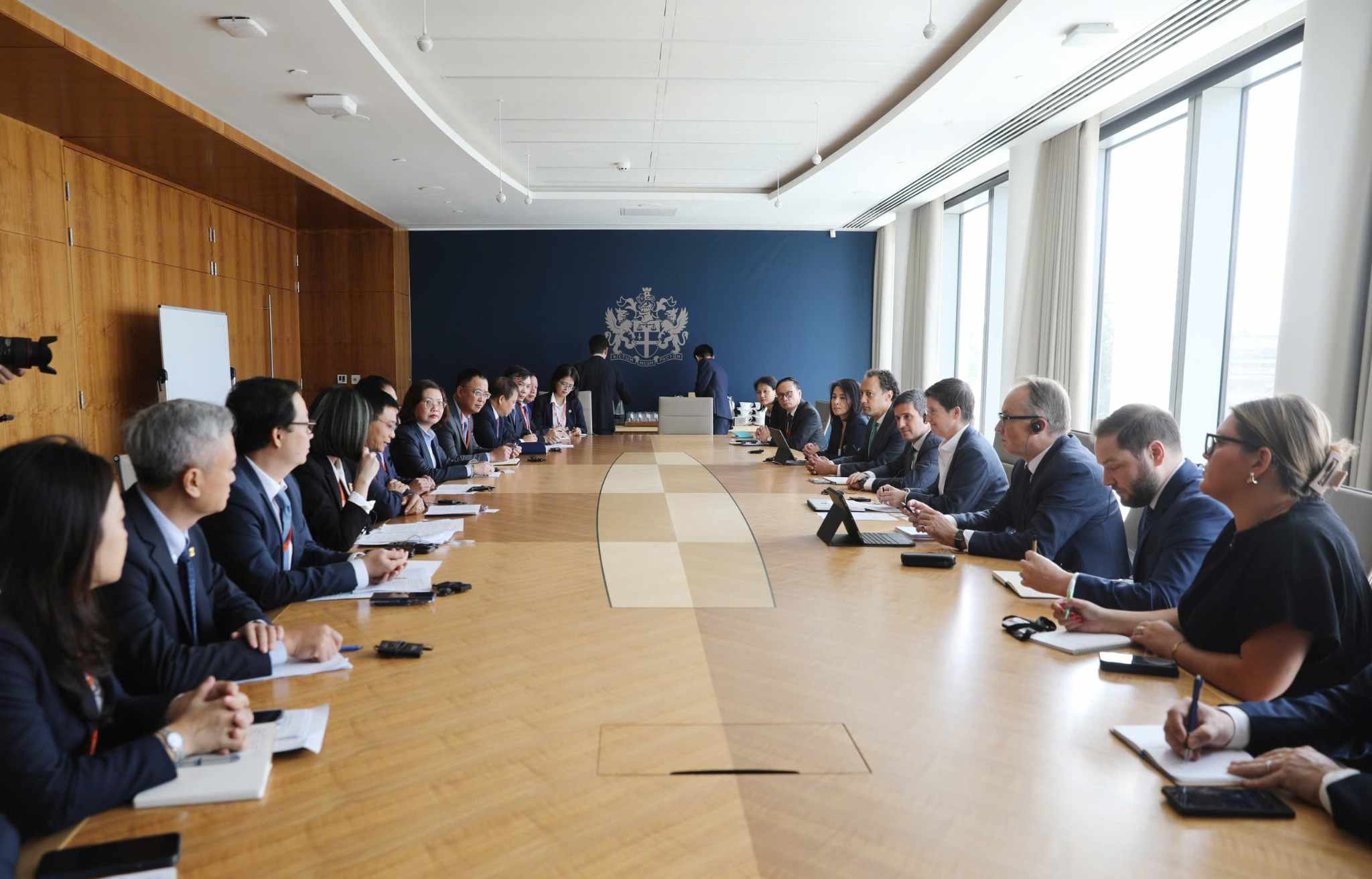 Vue d'ensemble de la reunion de travail entre le ministre des Finances Nguyen Van Thang et les dirigeants de la Bourse de Londres et du FTSE Russell. Photo : MOF