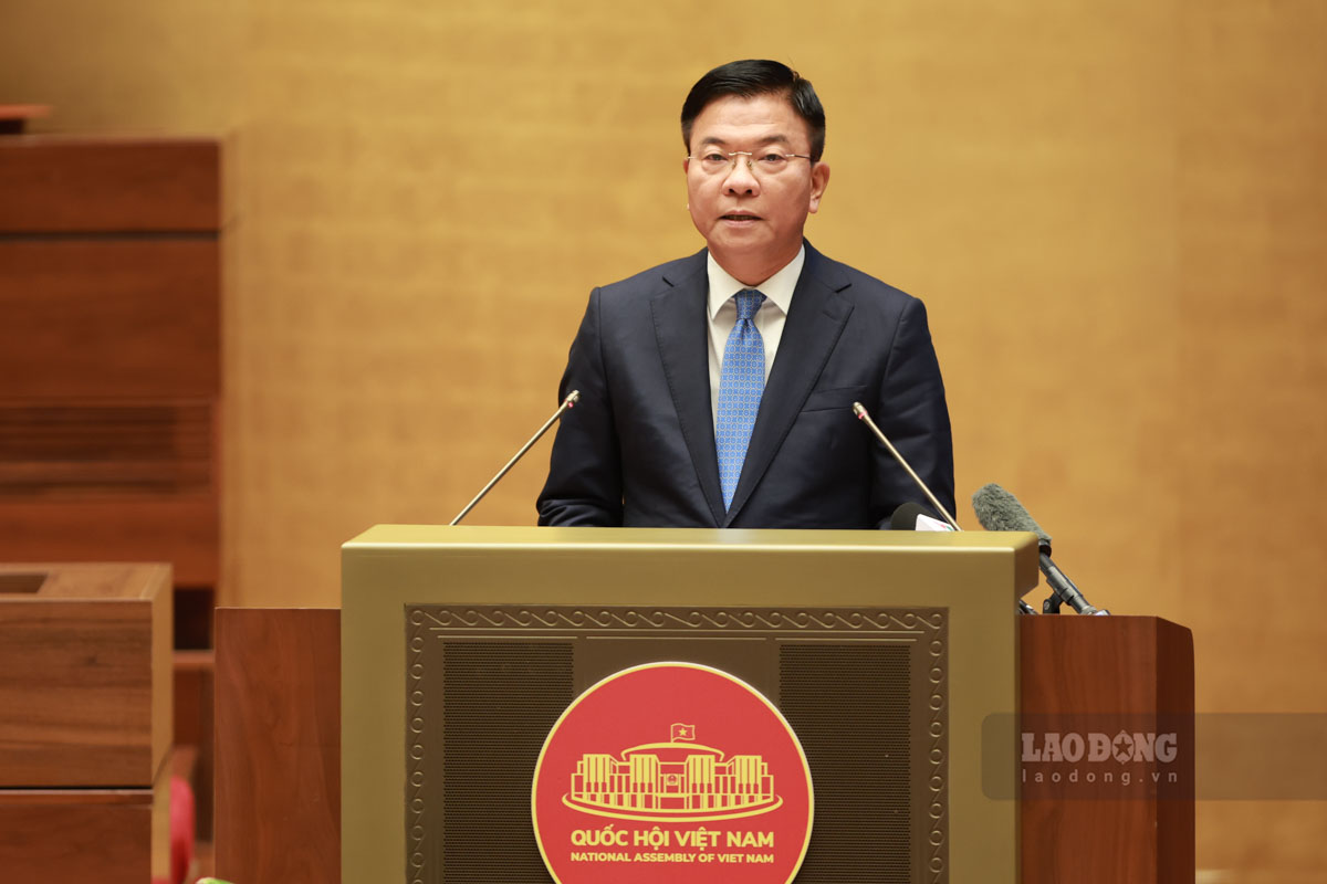 레탄롱 부총리는 결의안 72호에 대한 전문 토론을 진행했으며 여기에는 2026년부터 국민들이 최소 1년에 1회 정기 건강 검진을 무료로 받을 수 있도록 하는 목표가 명시되어 있습니다. 사진: 하이응우옌