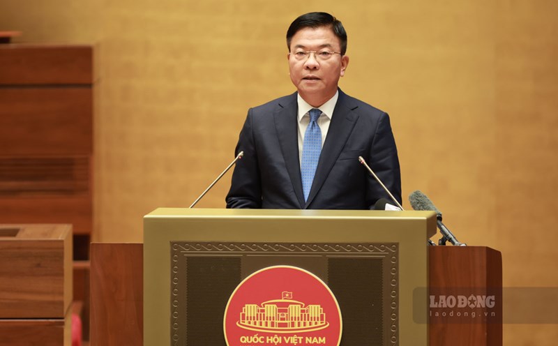 Deputy Prime Minister Le Thanh Long discussed the topic of Resolution 72, which stated the goal of people having free periodic health check-ups at least once a year from 2026. Photo: Hai Nguyen