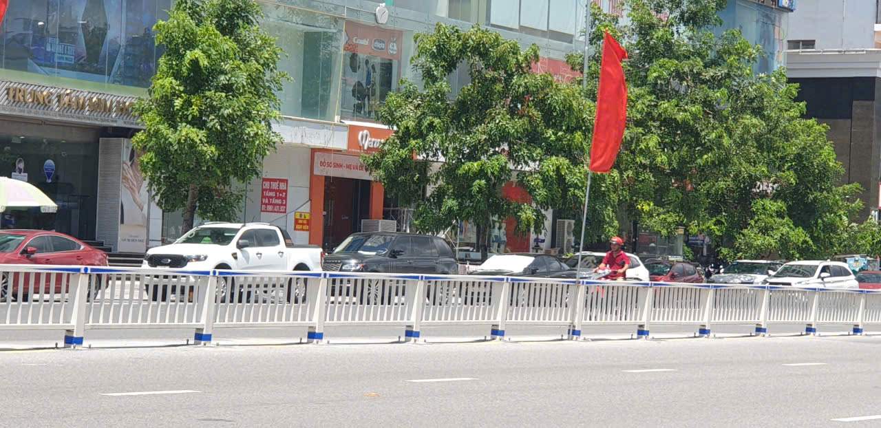 Nhiều tuyến đường ở TP Hạ Long cũ gần đây được lắp đặt hàng rào phân làn. Dư luận cho rằng cần phải nghiên cứu kỹ để phát huy hiệu quả và tránh lãng phí. Ảnh: Nguyễn Hùng