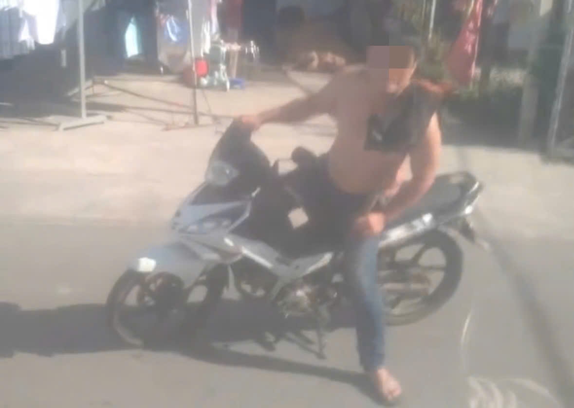 Hình ảnh người đàn ông cầm hung khí đập phá xe tải ở TPHCM được camera ghi lại. Ảnh: Đông Hoàng