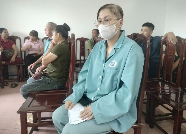 Mme Nguyen Thi Bich Lien (membre du service de la culture et des affaires sociales de la commune de Xuan Ai province de Lao Cai) souffre d'encephalite et d'encephalite lors de la reception des citoyens le 15 septembre. Photo : Bao Nguyen