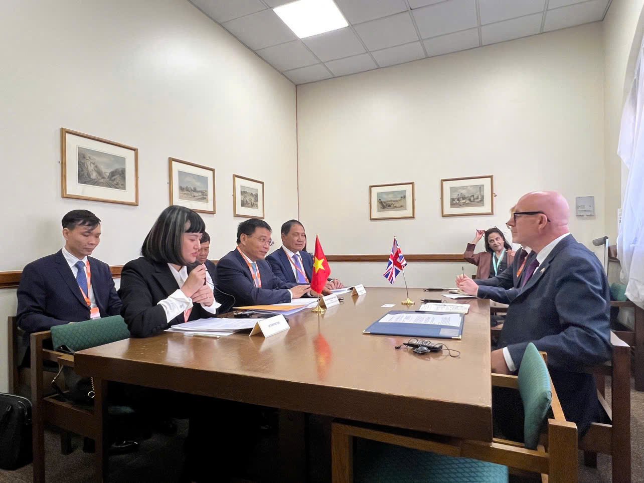 Le ministre des Finances Nguyen Van Thang travaille avec l'envoye special commercial du Premier ministre britannique en echange d'informations sur la cooperation economique commerciale et d'investissement entre les deux pays. Photo : MOF