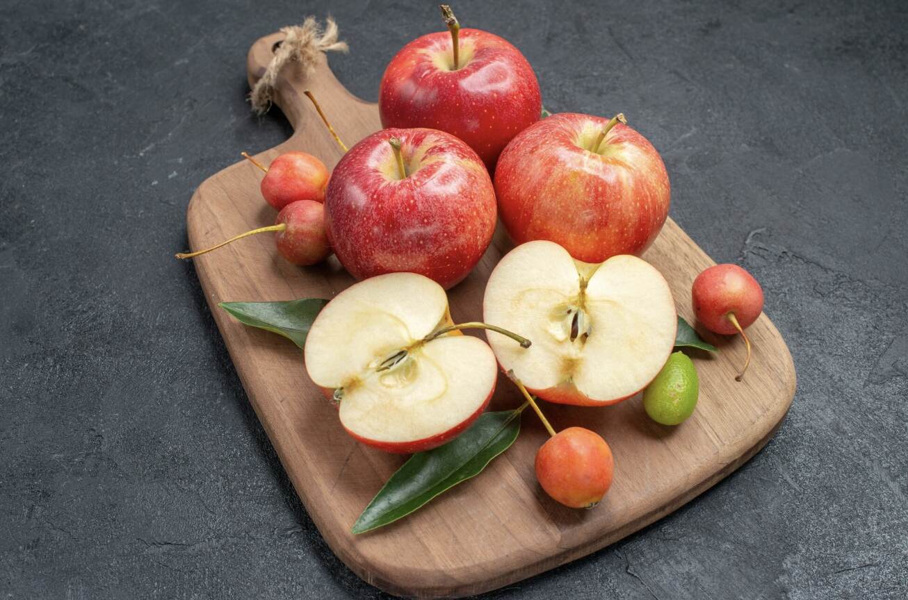 Eating apples regularly helps protect the heart and prevent diabetes. Photo: Thuy Duong