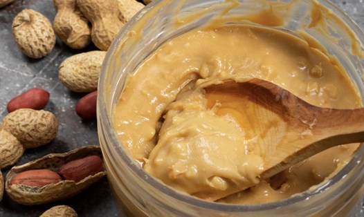 Nên kiểm tra thành phần của bơ đậu phộng và tránh phụ gia. Ảnh: Thùy Dương