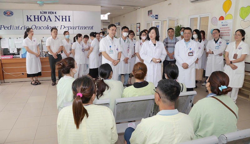 保健大臣のダオ・ホン・ランは、人民病院の全費用から免除の方針に答えました。写真は、病人を訪れる大臣です。写真：保健省が提供