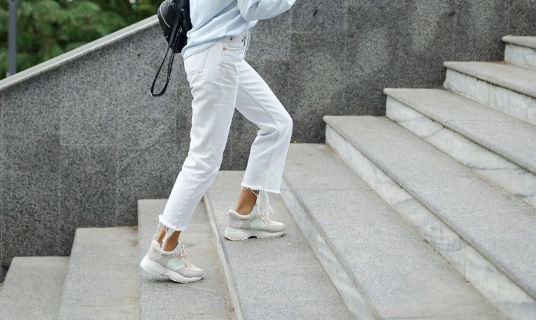 階段を上る、シンプルだが効果的な活動。写真:トゥイ・ズオン