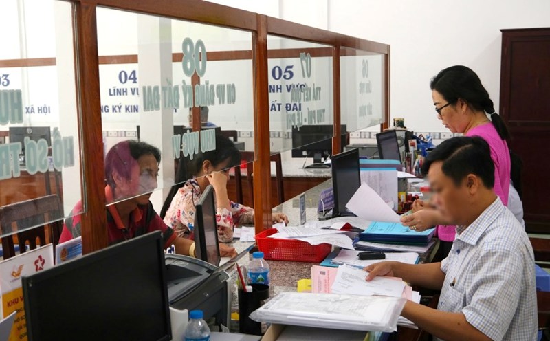 Civil servants at the Truong Long Commune Public Administration Service Center (Can Tho City) handle administrative procedures for people. Photo: Ta Quang