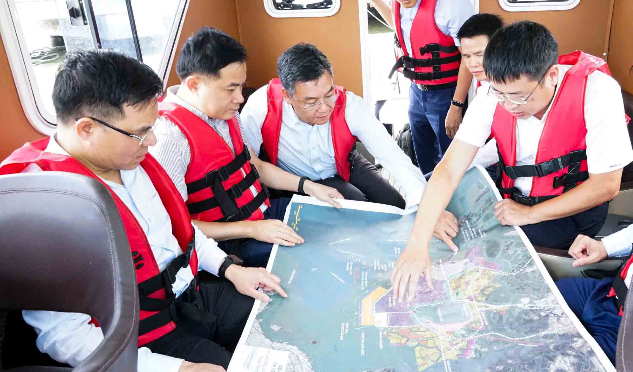 Dong chi Le Manh Hung cung lanh dao Petrovietnam khao sat khu vuc du kien xay dung to hop loc hoa dau tai Long Son. Anh: Petrovietnam cung cap.