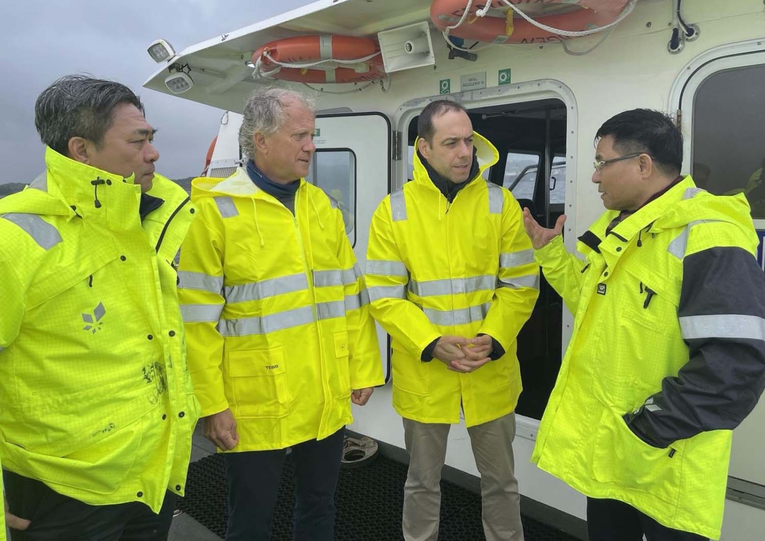 Le camarade Le Manh Hung - president du Conseil de Petrovietnam a interroge Hywind Tampen Project a Gulen, en Norvege. Photo: Petrovietnam fourni.