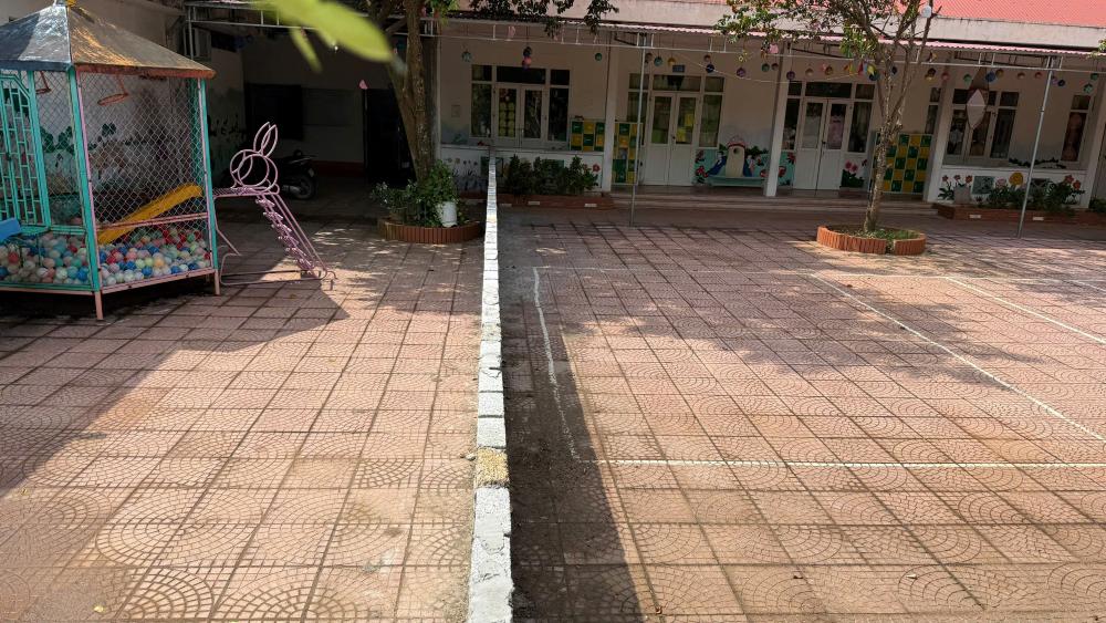 Tường rào ngăn giữa sân trường, ảnh hưởng lớn đến việc dạy và học. Ảnh: Quách Du