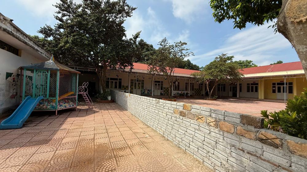 Gia đình ông Lài xây tường rào ngăn giữa sân trường, ảnh hưởng đến công tác dạy và học. Ảnh: Quách Du