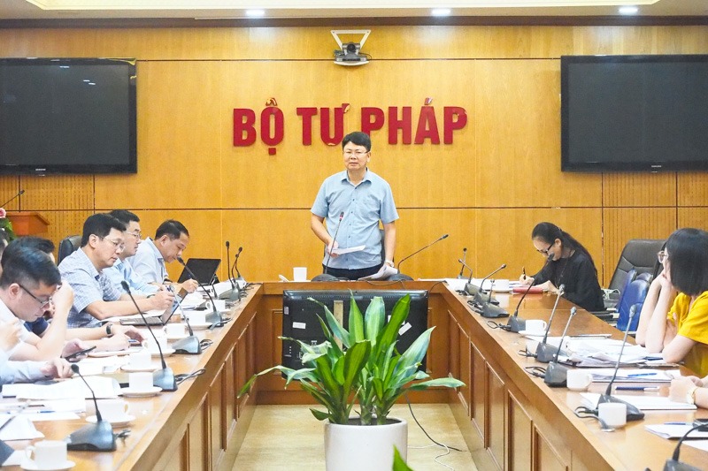 Meeting to appraise the draft Resolution of the Government regulating the assignment of authority to approve a number of contents in oil and gas activities. Photo: Ministry of Justice