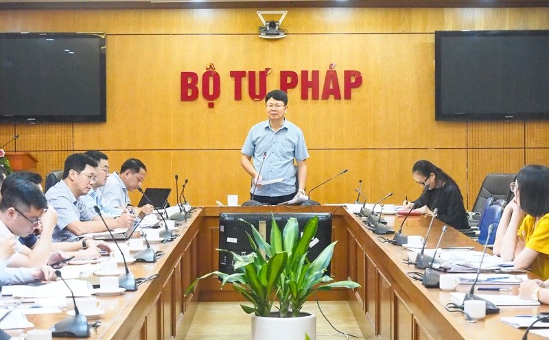 Meeting to appraise the draft Resolution of the Government regulating the assignment of authority to approve a number of contents in oil and gas activities. Photo: Ministry of Justice