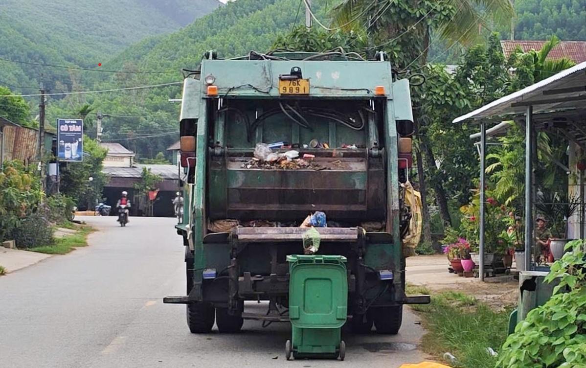 쓰레기통에서 신생아가 사망한 사건 현장. 사진: 꽝응아이 공안