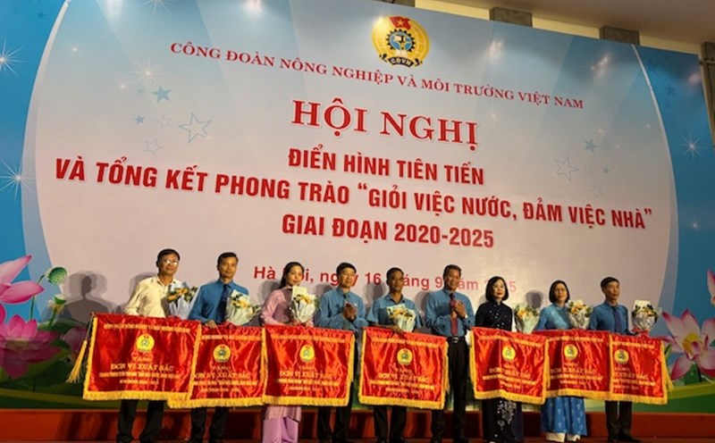 Vice President of the Vietnam General Confederation of Labor Huynh Thanh Xuan (3rd from right) and President of the Trade Union of Industry and Trade Unions Nguyen Ha Xuyen (4th from left) presented the Emulation Flag for the topic of Good at public affairs, Good at home work of the Industry Union to 7 collectives. Photo: Huong Mai