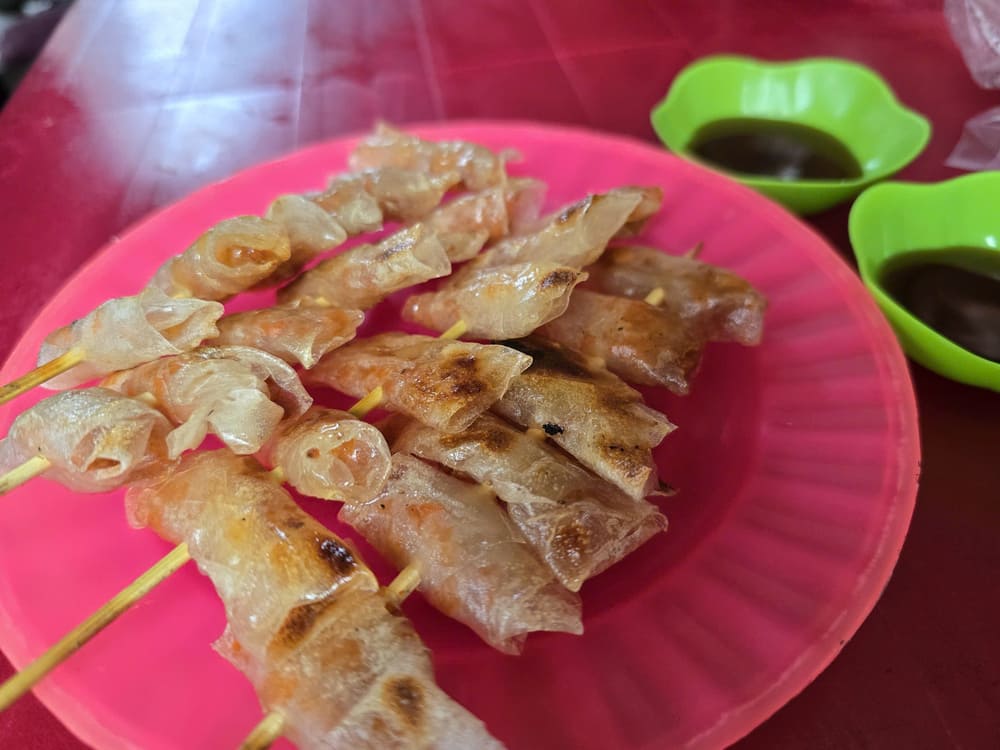Make a delicious, crispy Thai-style shrimp spring roll to change the taste of a family meal. Photo: Tuan Dat