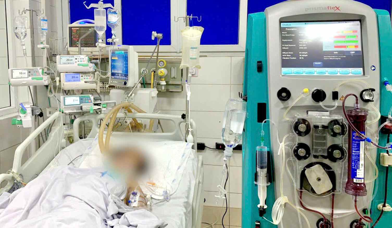 Rescatan a dos pacientes criticos debido a la fiebre. Foto: Thanh Dang