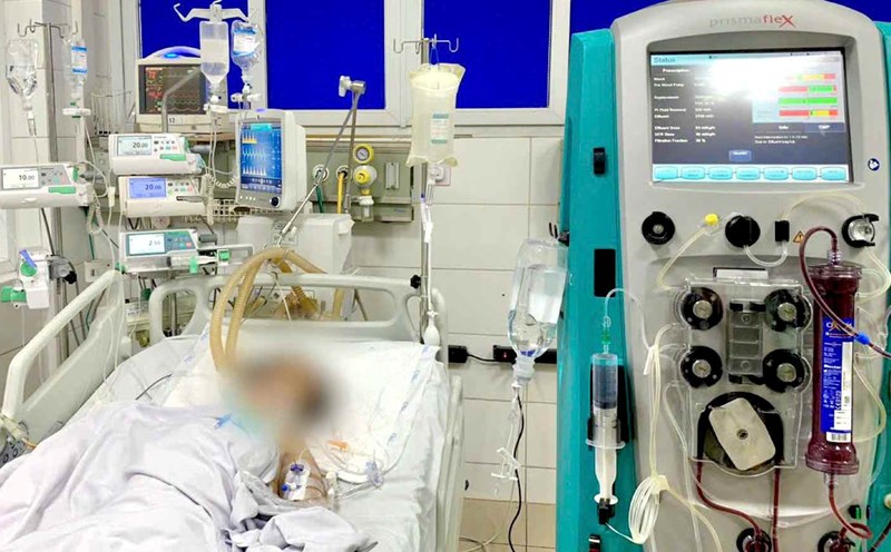 Saving two patients in critical condition due to diarrhea. Photo: Thanh Dang