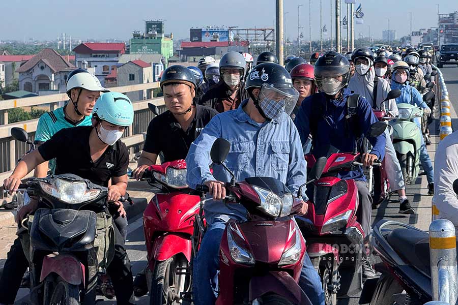 Chi can mot vai nguoi di truoc dung lai thi cac phuong tien phia sau se bi don u. Anh: Giang Phu
