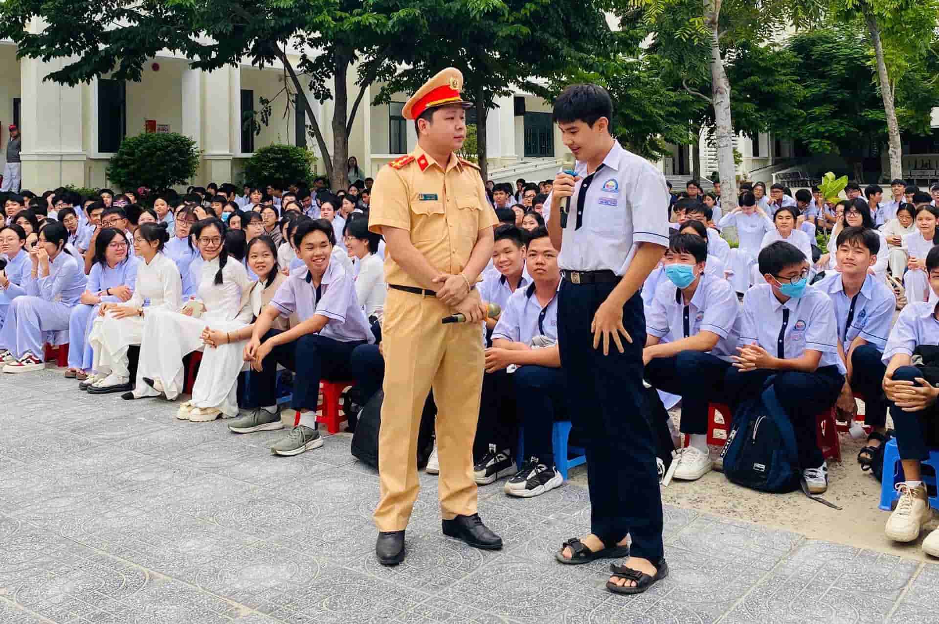 Lực lượng CSGT tại Khánh Hòa tuyên truyền Luật về giao thông cho hơn 3.500 học sinh, giáo viên. Ảnh: Phòng CSGT
