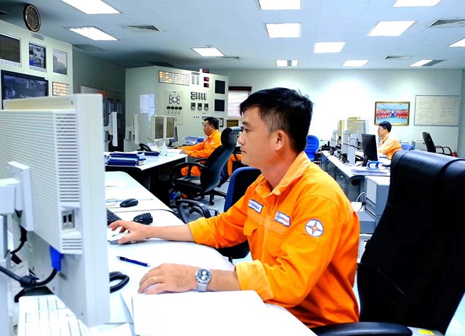 Cac van hanh vien tap trung kiem tra, bam sat nhung thiet bi duoc giao quan ly tai Nha may Nhiet dien O Mon I. Anh: Yen Phuong