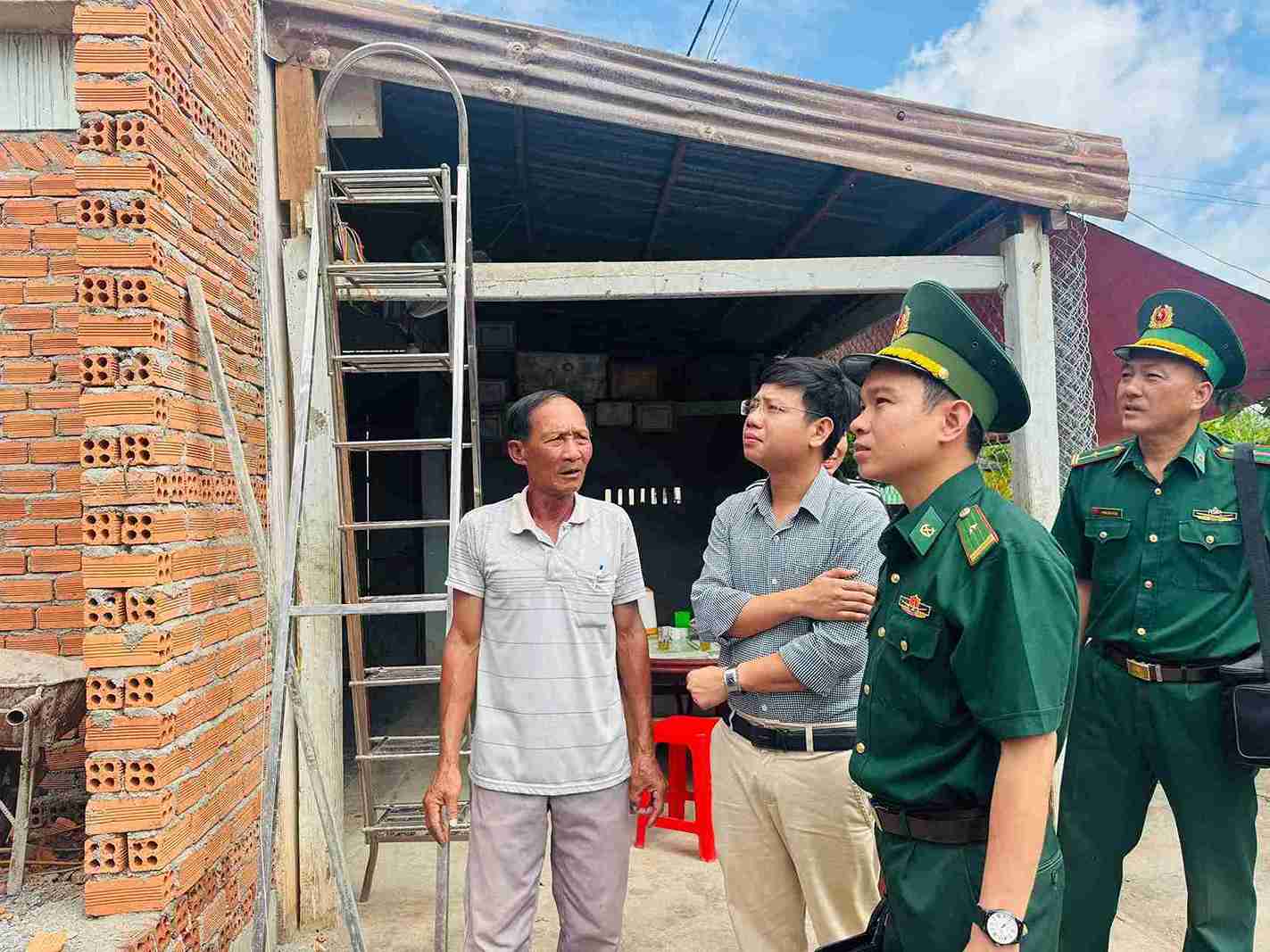 Border guards in the border commune of Dak Lak province are monitoring the progress of eliminating temporary and dilapidated houses for people. Photo: Bao Trung