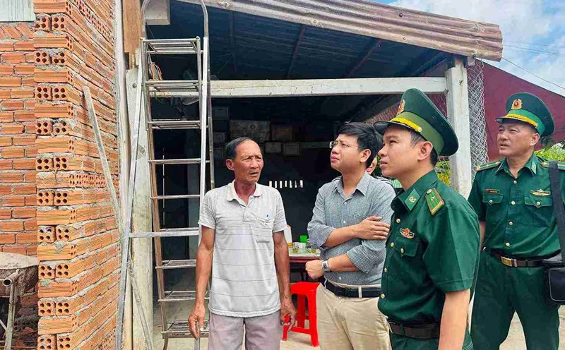 Border guards in the border commune of Dak Lak province are monitoring the progress of eliminating temporary and dilapidated houses for people. Photo: Bao Trung