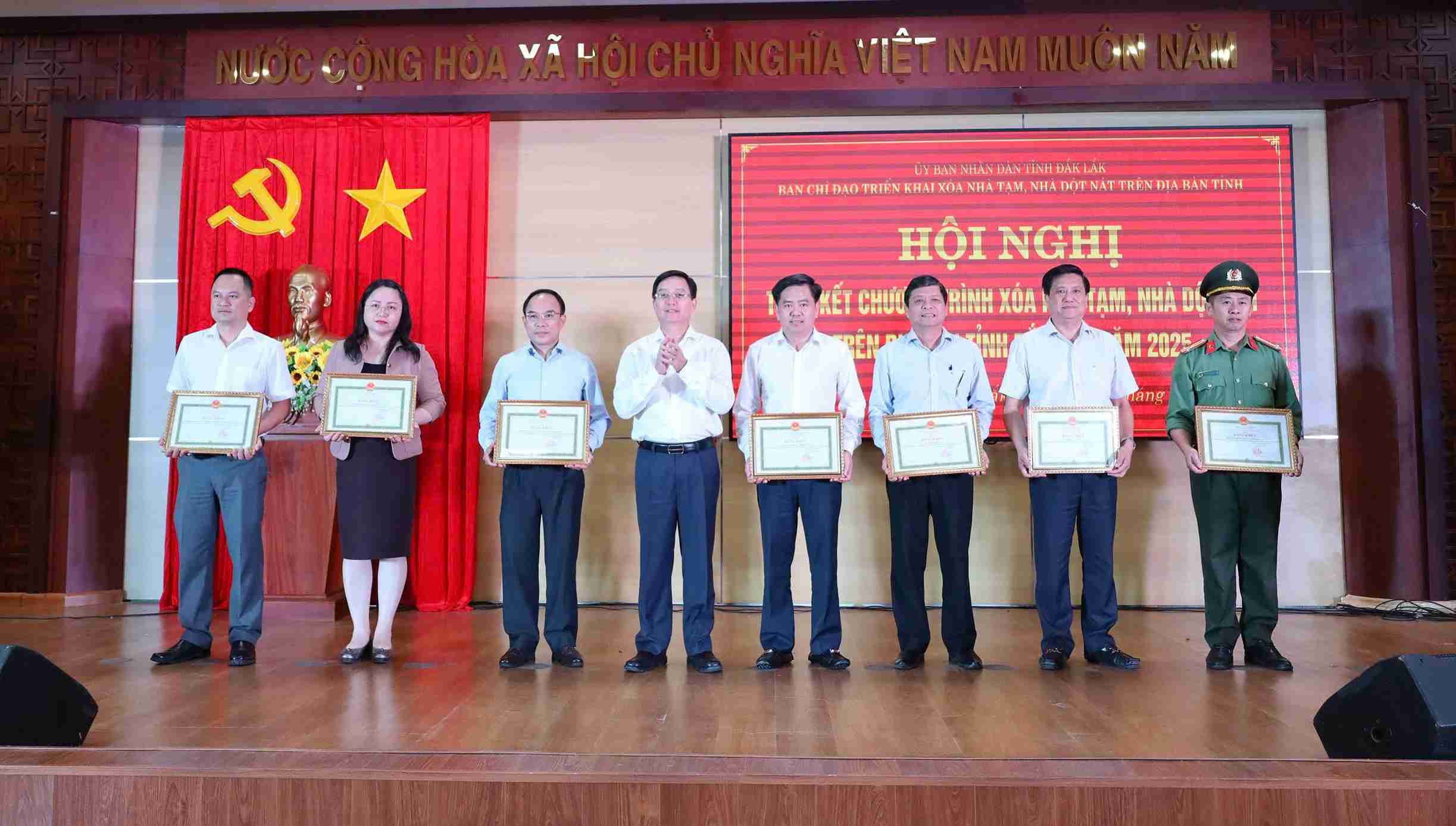 Lanh dao Tinh uy Dak Lak khen thuong cac cac ca nhan co t