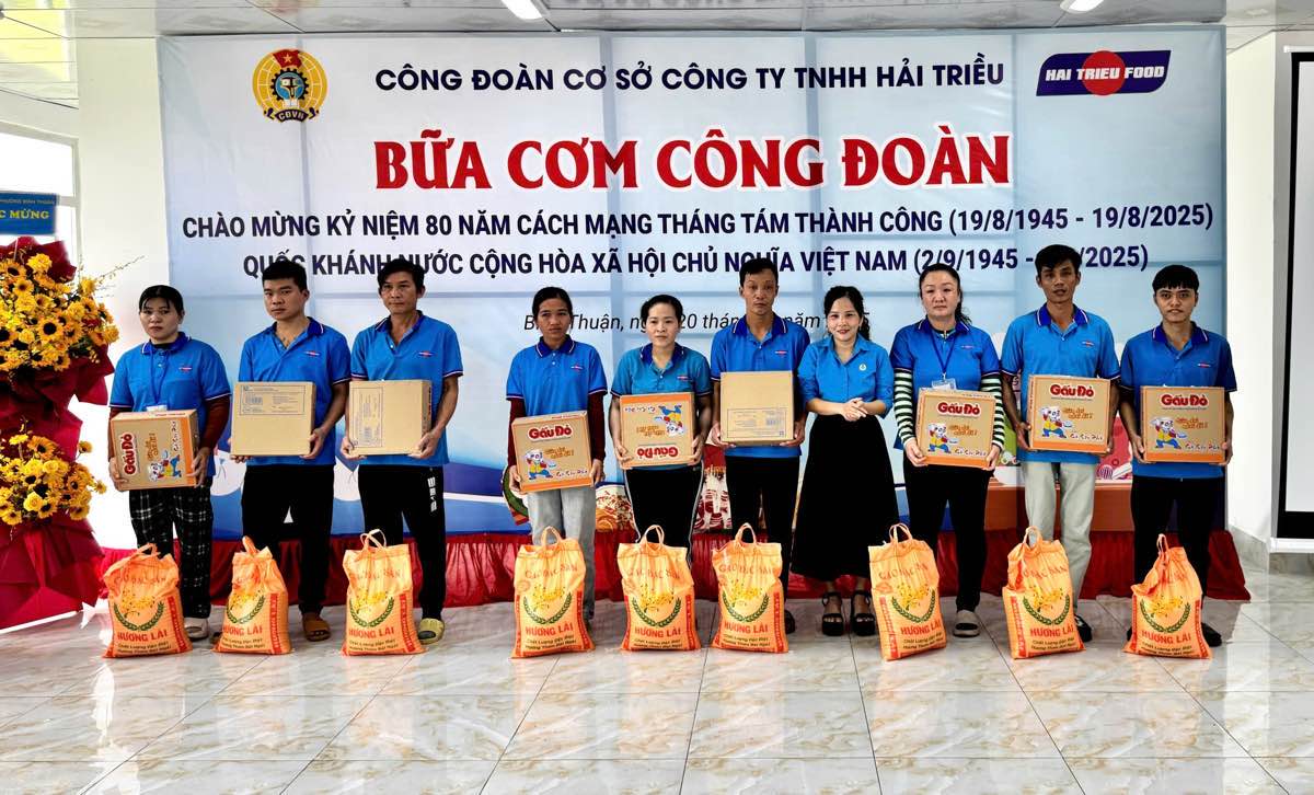 Cong doan co so Cong ty TNHH Hai Trieu tang qua cho cong nhan kho khan. Anh: Duy Tuan 