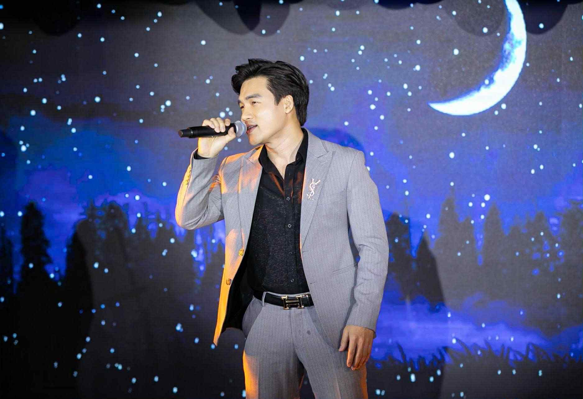 So huu giong hat dep va la hoc tro cua nam ca si dong nhac Bolero noi tieng Quang Le, Trong Hai gat hai khong it thanh cong va dan khang dinh ten tuoi tren san khau am nhac. Anh: Nhan vat cung cap