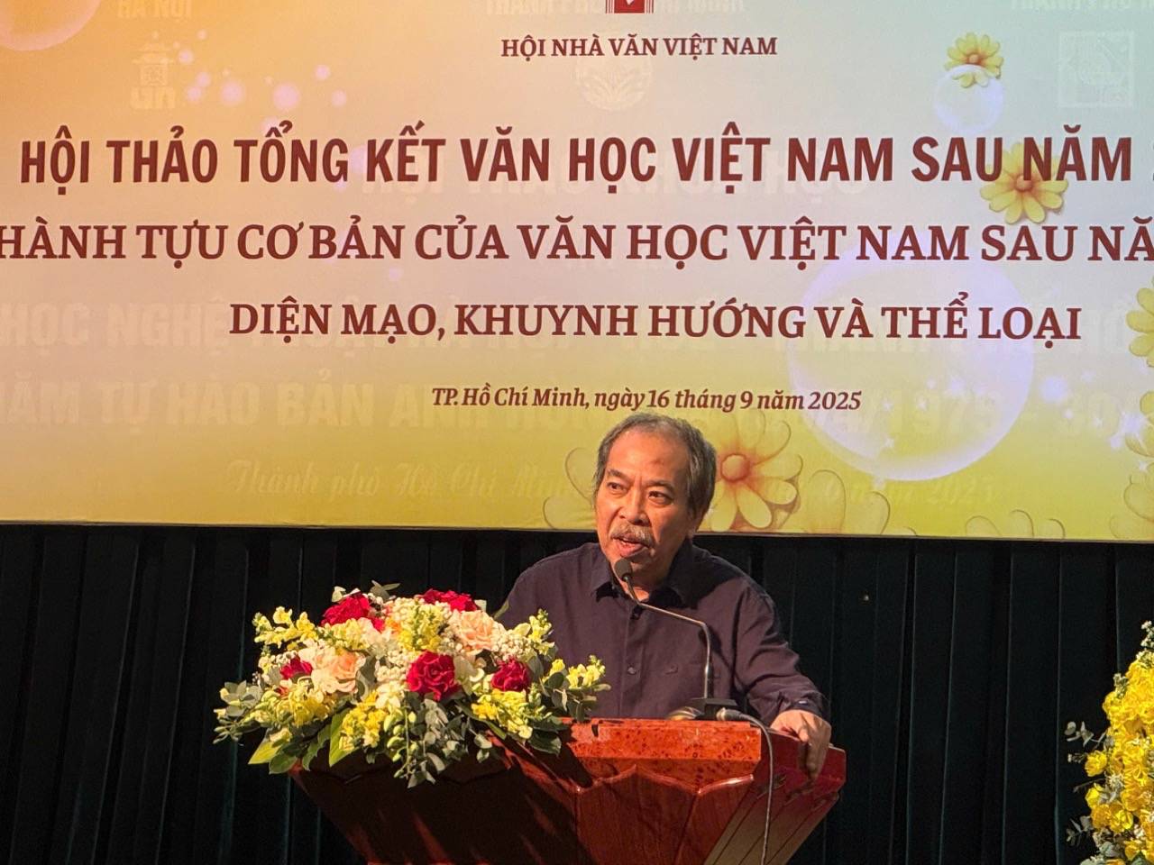 Mr. Nguyen Quang Thieu - Chairman of the Vietnam Writers' Association - spoke at the "Seminar to summarize Vietnamese literature after 1975 - appearance, orientation and genre". Photo: DI PY.