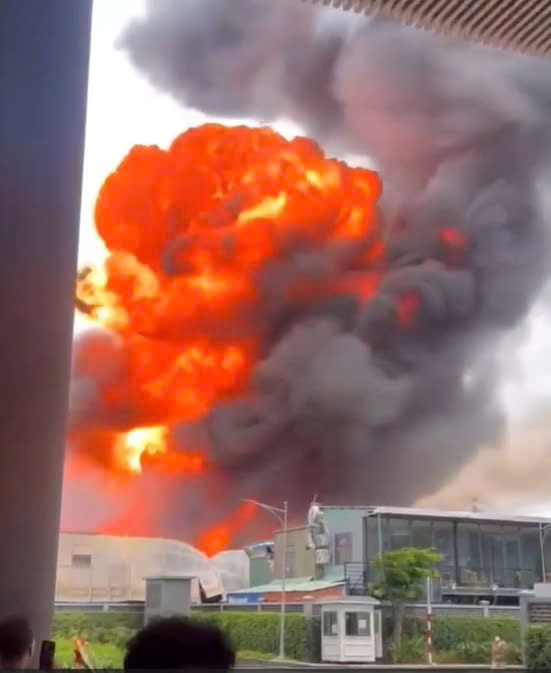 ホーチミン市Thuan Giao区の工場火災現場。読者提供のクリップから抜粋写真。