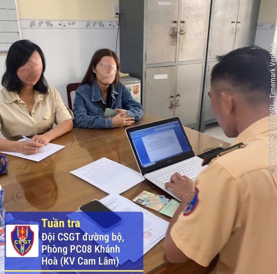 The woman driving a car in the wrong direction on the sidewalk in Khanh Hoa has just been fined. Photo: Traffic Police Department