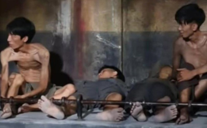The scene of Con Dao prisoners in the movie "Thanh am vu ngan cong" attracted attention on social networks. Photo: Taken from video
