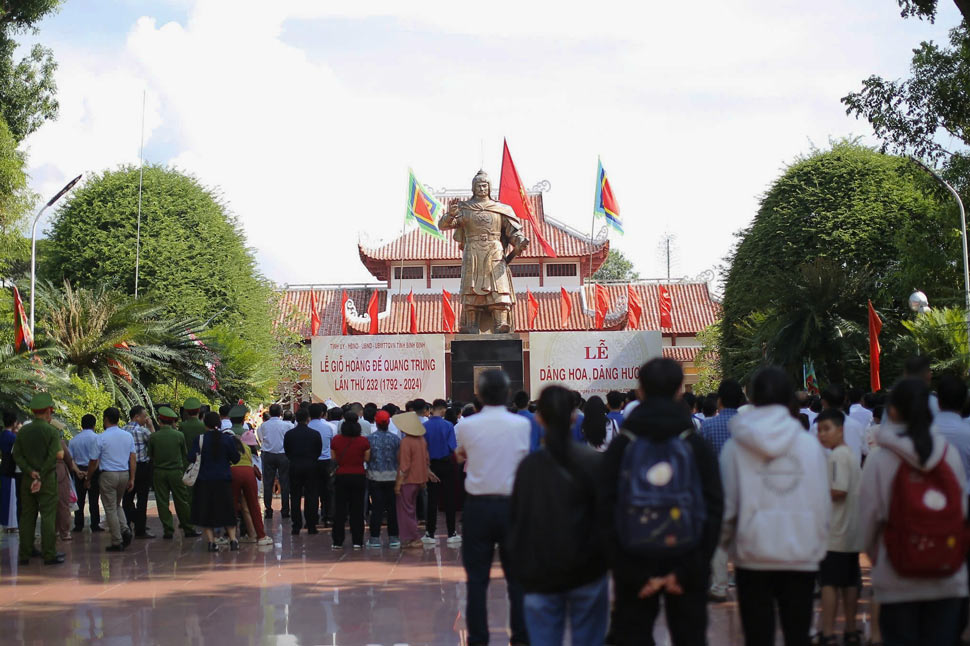 Residentes y turistas asistiendo al funeral del Emperador Quang Trung (Gia Lai). Foto: Hoai Luan
