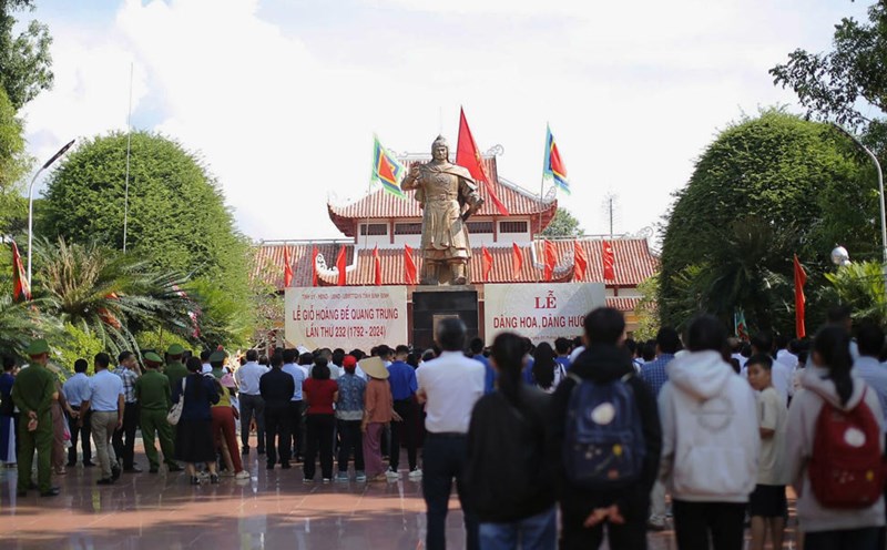 People and tourists attended the death anniversary of Emperor Quang Trung (Gia Lai). Photo: Hoai Luan