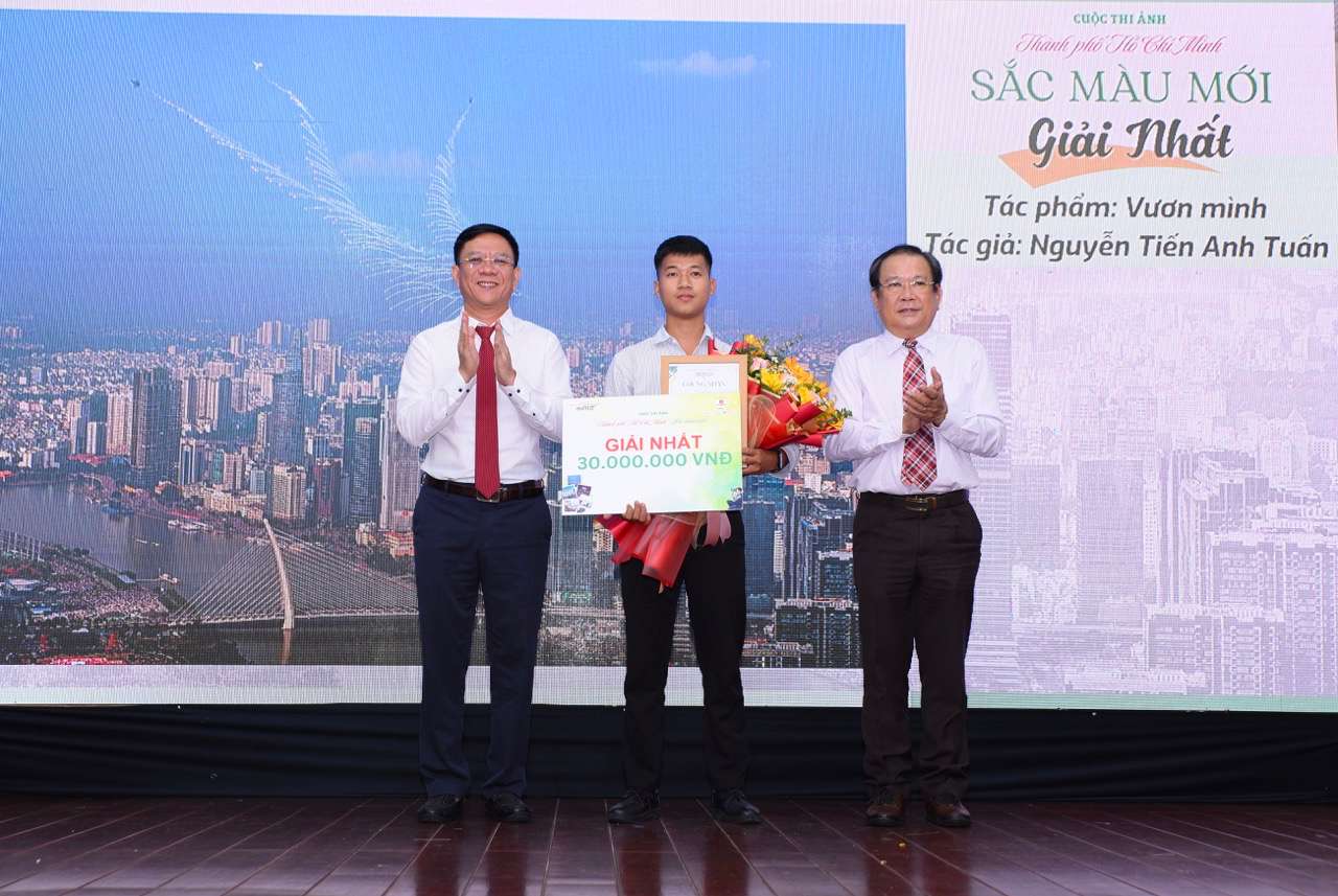 Awarding the First Prize to the winning author. Photo: Organizing Committee.