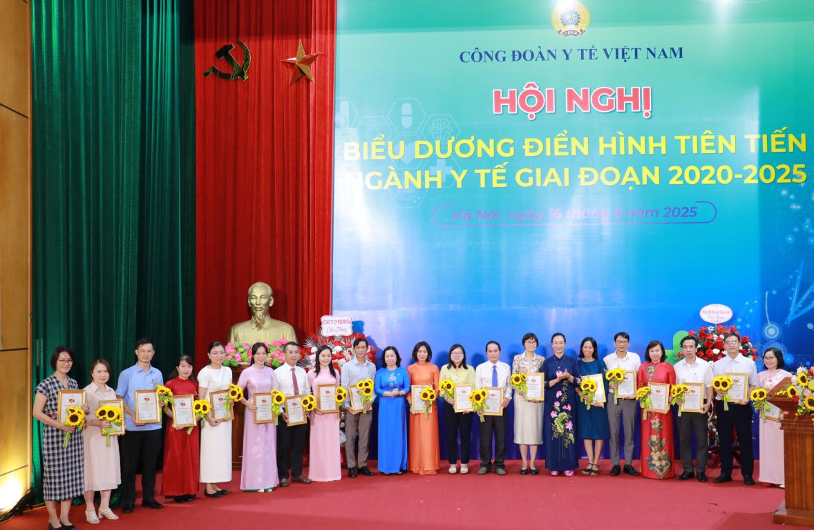 Le vice-president permanent de la Confederation generale du travail du Vietnam Thai Thu Xuong et le president du Syndicat vietnamien de la sante Pham Thanh Binh remettent des certificats de merite reconnaissant et honorant les individus exceptionnels. Photo : Bao Han