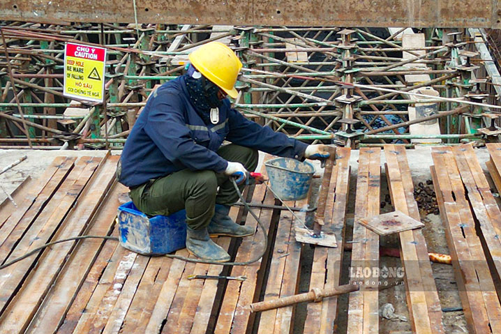 Tung top cong nhan duoc phan chia theo khu vuc: nguoi han thep, nguoi dieu khien may ep coc, may xuc xen lan la tieng khoan, tieng may no vang don dap, tao nen nhip dieu khan truong tren dai cong truong du an trong diem.