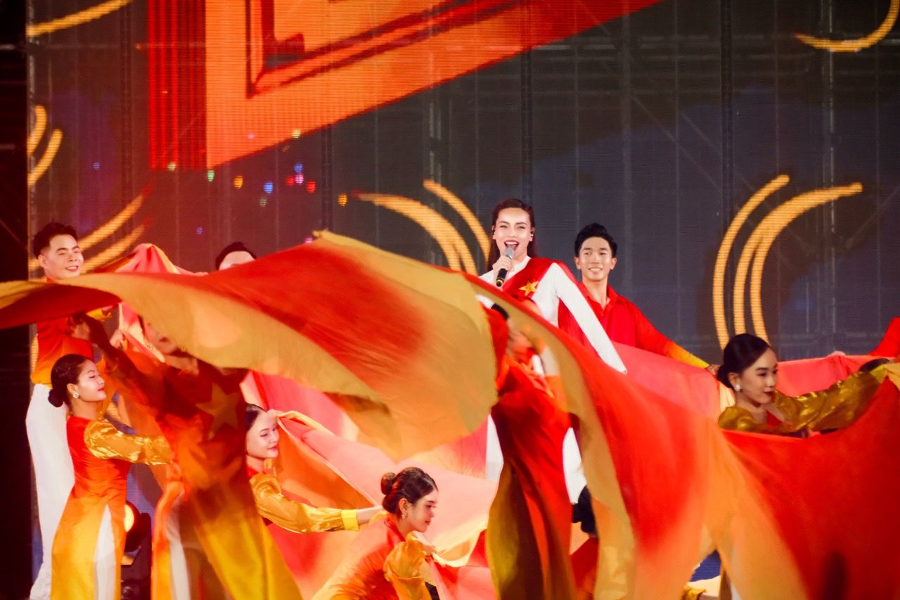 Ho Ngoc Ha performs at the concert "I love my Fatherland". Photo: Provided by the artist.