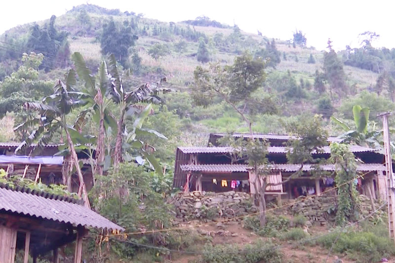 Phia duoi chan doi la noi sinh song cua hang chuc ho dan. Anh: Dinh Dai 