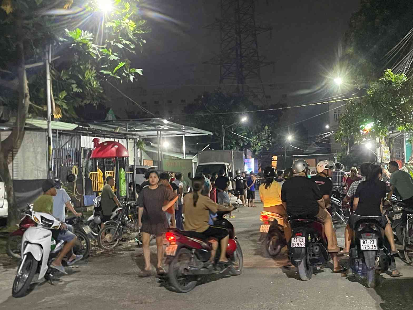 Cơ quan công an đang điều tra làm rõ vụ 2 vợ chồng tử vong trước căn nhà. Ảnh: Đình Trọng