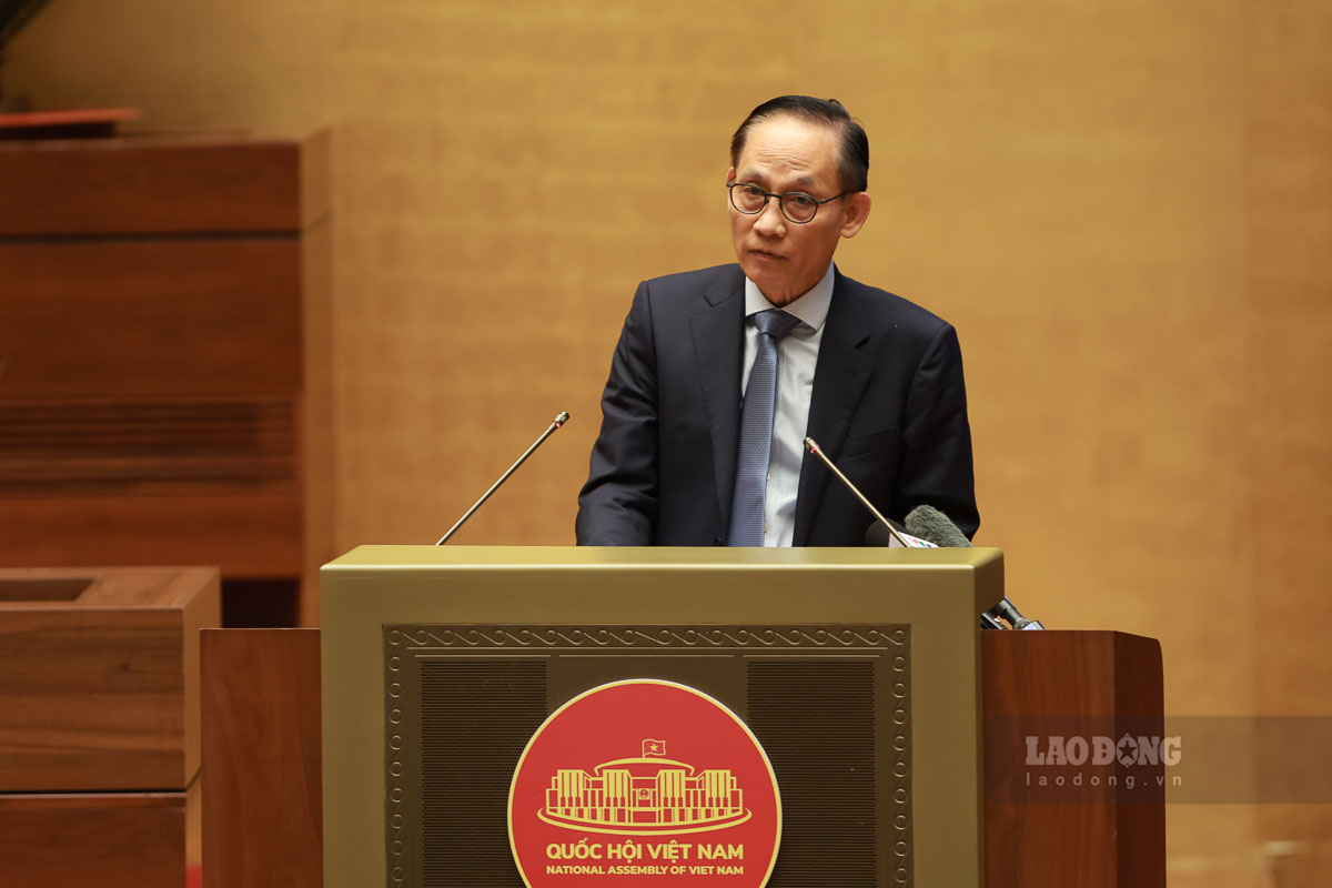 레호아이쭝 당 중앙위원회 서기 겸 외교부 장관 대행이 정치국 결의안 59호에 대한 전문 주제를 전달하고 있습니다. 사진: 하이응우옌