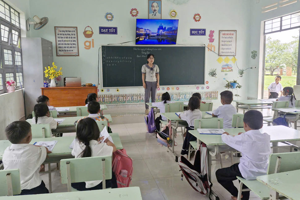 Students of a primary school in Ia Mo commune (Gia Lai) attentively listen to the sermon. Photo: Hoai Phuong