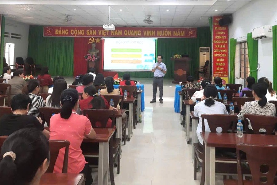 El Sr. Nguyen Thanh Tho - Vicepresidente del Sindicato de la comuna de Chau Pha esta transmitiendo contenidos sobre la aplicacion de inteligencia artificial en la clase de capacitacion. Foto: CDCS